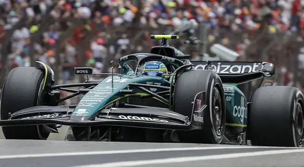 Coche Aston Martin en acción durante los entrenamientos libres GP Hungría F1.