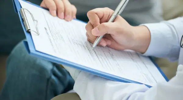 Osoba wypełnia formularz, który może być oświadczeniem o zagubieniu dowodu rejestracyjnego.