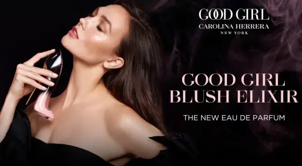 Kobieta zmysłowo wącha perfumy Carolina Herrera Good Girl Blush Elixir w różowym flakonie w kształcie szpilki.