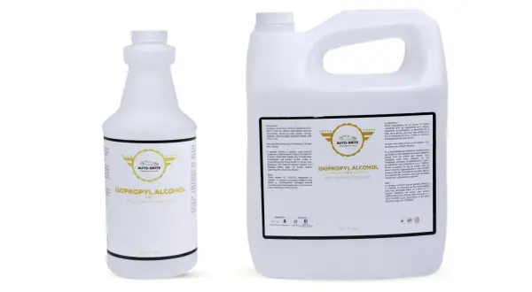 Dwa białe pojemniki z etykietami: mniejszy 1 litr i większy 4 litry. Na etykietach widnieje napis "ISOPROPYL ALCOHOL", który wyjaśnia, czym jest alkohol izopropylowy.