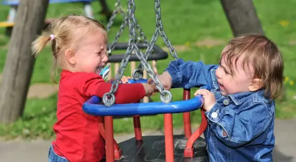 Plac zabaw w szkole: jak księgować? KŚT, amortyzacja, darowizny