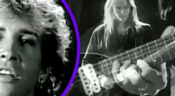 Młody muzyk z burzą blond włosów, jak zagubiony syn, gra na gitarze basowej.