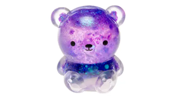 Uroczy, fioletowy gniotek squishy w kształcie misia z brokatem.