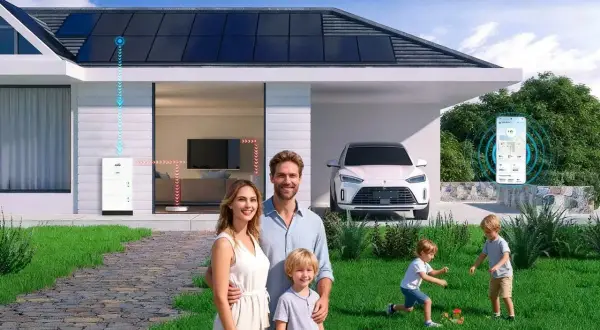 Famiglia felice davanti a casa con pannelli solari e sistema di accumulo. Gestione energetica intelligente con il fotovoltaico virtuale, visibile da smartphone.
