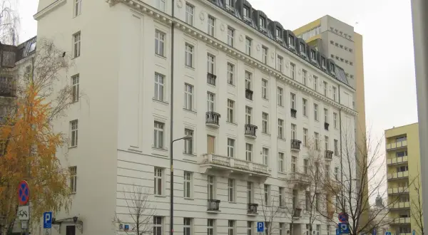 Elegancki biały budynek w Warszawie, gdzie mógł zamieszkać ktoś, kto kupił najdroższy apartament w warszawie w ostatnim kwartale.