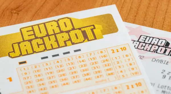 Kupony Eurojackpot na drewnianym blacie. Czy zwycięzcy eurojackpot dostają specjalne karty płatnicze bez limitów?