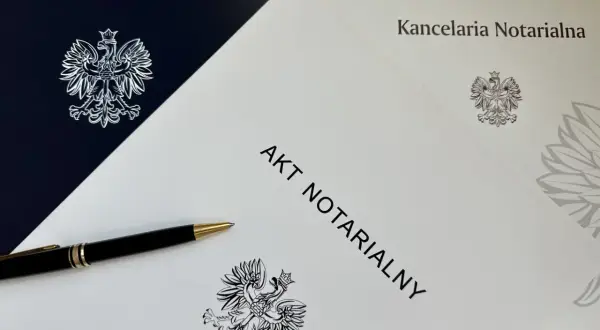 Akt notarialny z piórem i godłem Polski.