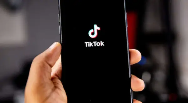 Dlaczego TikTok ucina zasięgi? Oto najważniejsze przyczyny i rozwiązania