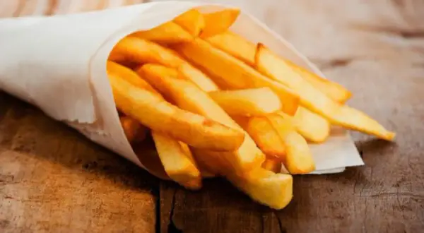 Z jakiego kraju pochodzą frytki? Odkryj prawdziwe korzenie!