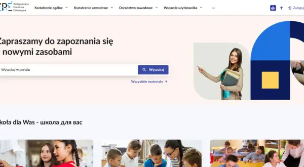 Uśmiechnięta studentka z książkami wskazuje na pole wyszukiwania na stronie platformy edukacyjnej.