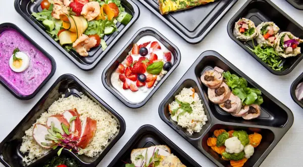 Catering dietetyczny vs. gotowanie: Co się bardziej opłaca?
