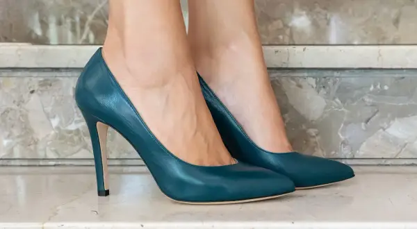 Eleganckie scarpe verde petrolio con tacco alto, perfette per un look sofisticato.