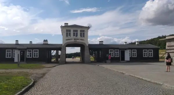 Brama z napisem "Arbeit Macht Frei" w Gross-Rosen. Cennik wstępu do muzeum jest dostępny online.