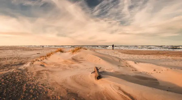 Łeba plaża wschodnia czy zachodnia - która jest lepsza dla Ciebie?