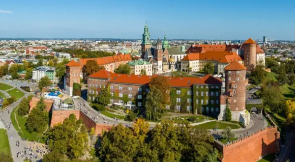 Wawel, jeden z najważniejszych zabytków i muzeów w Polsce, w otoczeniu zieleni i miasta.
