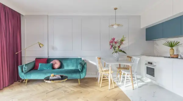 Nowoczesny salon z turkusową kanapą i jadalnią, inspiracja dla najpopularniejszych stylów aranżacji wnętrz.