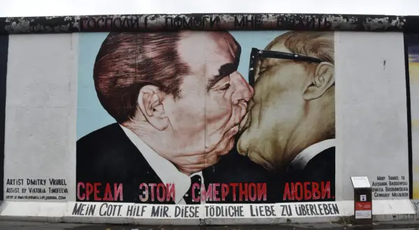 Słynny pocałunek Breżniewa i Honeckera na Murze Berlińskim, symboliczny obraz z czasów, kiedy rozebrano mur berliński.