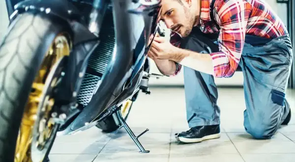 Mechanik sprawdza motocykl. Zastanawiasz się, ile kosztuje przegląd motocykla?