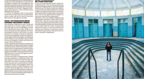 Une jeune femme explore une piscine abandonnée, un lieu typique des **urbex**. Les marches bleues mènent à un bassin vide, témoignant de son passé.