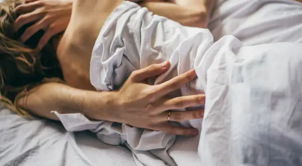 Intymne chwile, dłonie splatające się na pościeli, subtelny dotyk. Widoczny pierścionek na palcu sugeruje, że to może być sex z mężatką.