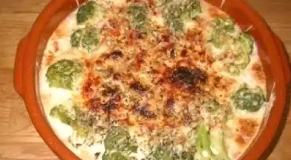 Un délicieux gratin de brocolis crémeux et gratiné, prêt à être dégusté.