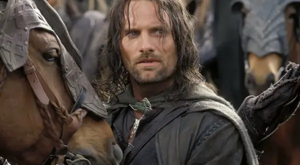 Viggo Mortensen jako Aragorn w filmach "Władca Pierścieni", z koniem w zbroi.