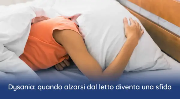Persona rannicchiata sotto le coperte, con la testa affondata nel cuscino. La difficoltà ad alzarsi la mattina può essere un sintomo di disania.