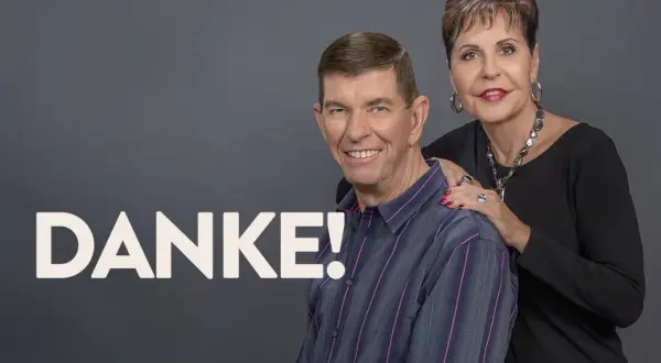 Joyce Meyer und ihr Mann Dave lächeln dankbar. Sie ist eine bekannte christliche Rednerin und Autorin.
