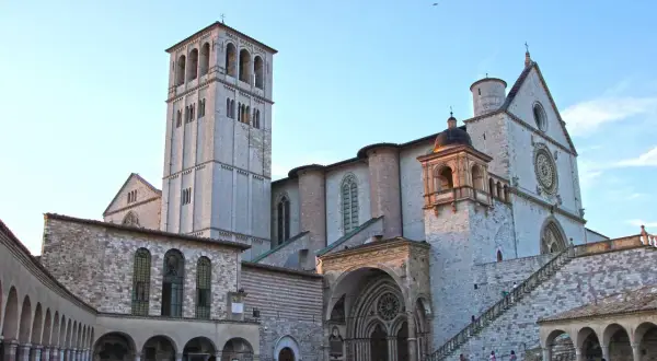 Basilica di San Francesco ad Assisi, un luogo imperdibile per scoprire cosa vedere in Umbria. La sua maestosa architettura domina la piazza.