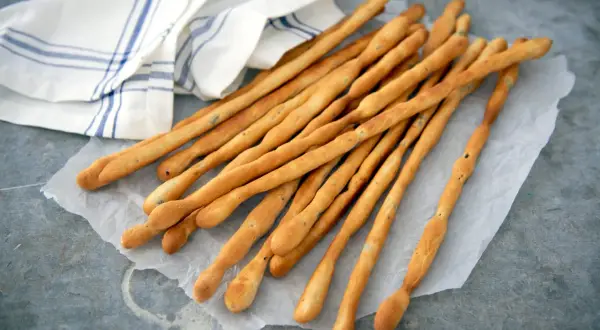 Krispiga grissini med örter, perfekta till förrätt eller som tilltugg. Ett enkelt grissini recept att prova!