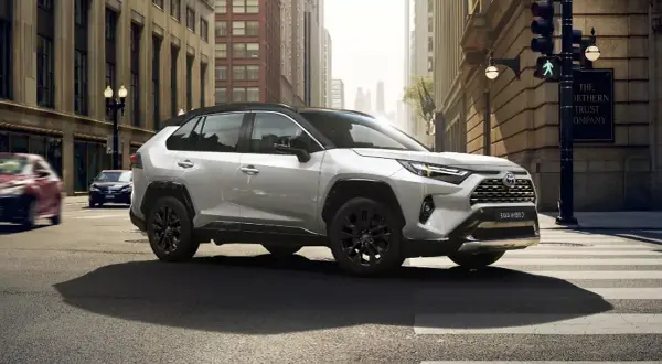 Toyota RAV4 Hybrid: Ceny, koszty, finansowanie. Czy warto kupić?