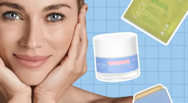 Donna con mani sul viso, circondata da prodotti Astra per la cura della pelle, per una skin longevity radiosa.