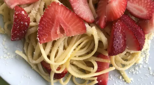 Makaron z truskawkami i parmezanem. Nietypowe połączenie smaków, które zaskakuje.