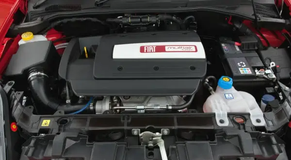 Silnik MultiAir Turbo w czerwonym Grande Punto.