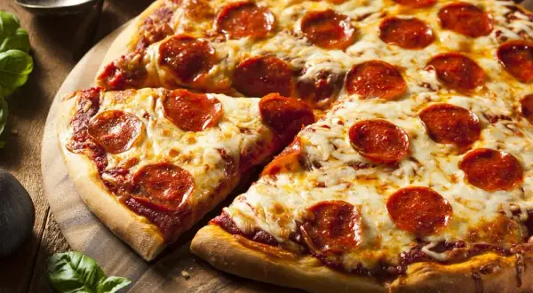 Ile kalorii ma pizza pepperoni? Zaskakujące różnice w kaloryczności