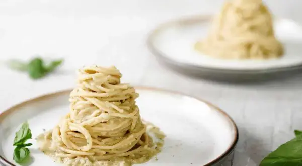 Białe spaghetti: przepis na kremowy makaron, który pokochasz