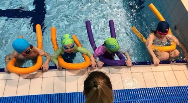 Jak przełamać lęk przed wodą i nauczyć się pływać bez stresu