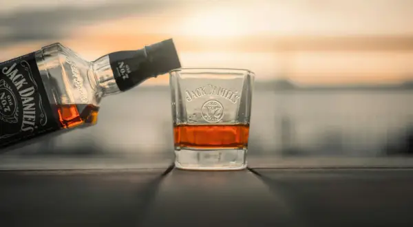 Czy Jack Daniels to whisky? Odkryj, co naprawdę oznacza ta marka