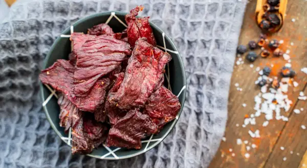 Schmackhaftes Beef Jerky, perfekt zum **beef jerky selber machen**. Dunkelrot, würzig und bereit zum Genießen.