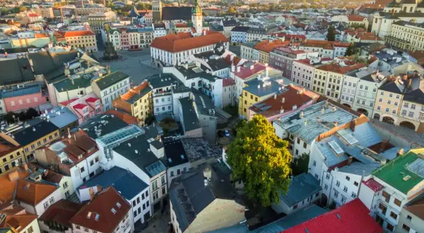 Blick über die Dächer von Olomouc, Tschechien, im goldenen Licht der Abendsonne. Bunte Häuser und historische Gebäude prägen das Stadtbild.