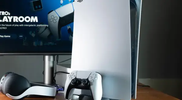 Konsola PS5 z kontrolerem i słuchawkami. Wiedza to potęga PS5, odkryj nowe światy w Astro's Playroom.