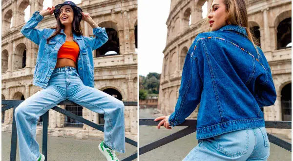 Kobieta w modnym, dżinsowym zestawie, czyli "canadian tuxedo", pozuje na tle Koloseum.