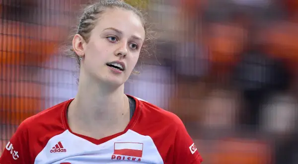 Martyna Czyrniańska, młoda siatkarka, skupiona na boisku. Jej wzrost i determinacja budzą podziw.