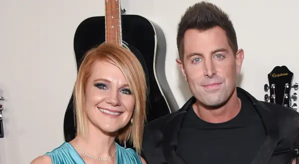 Jeremy Camp und seine Ehepartnerin Adrienne, lächelnd vor Gitarren.