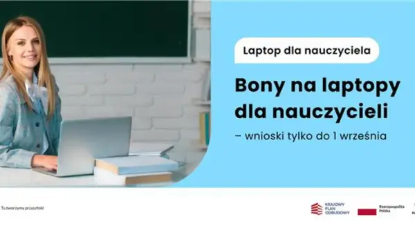 Uśmiechnięta nauczycielka przy biurku z laptopem. Bony na laptopy dla nauczycieli - wnioski tylko do 1 września.