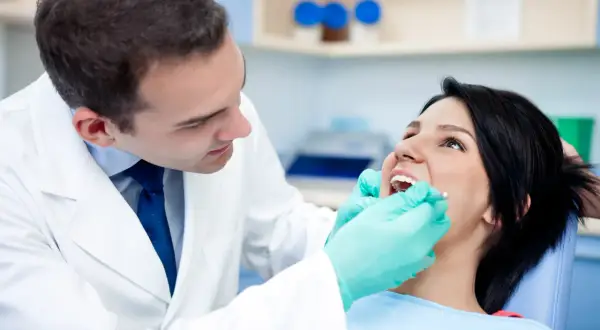 Dentysta to lekarz? Poznaj prawdę o jego statusie!