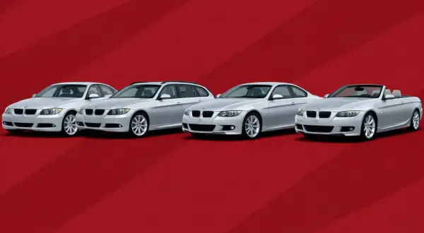 Cztery białe BMW serii 3 E90: sedan, kombi, coupe i kabriolet na czerwonym tle.