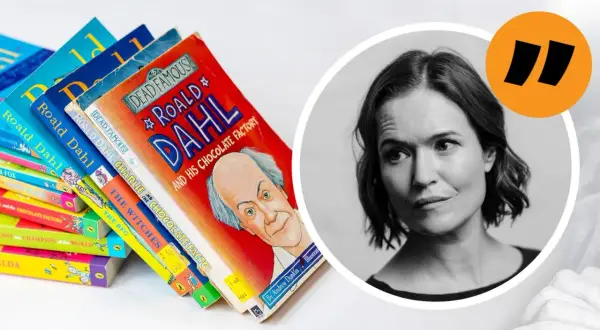 En stapel böcker av Roald Dahl, inklusive "Charlie och chokladfabriken", bredvid ett porträtt av en kvinna.
