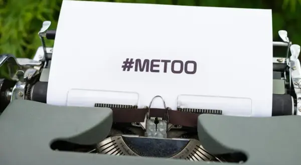 Machine à écrire ancienne avec une feuille affichant "#METOO", symbole d'un exemple de plainte pour harcèlement psychologique.