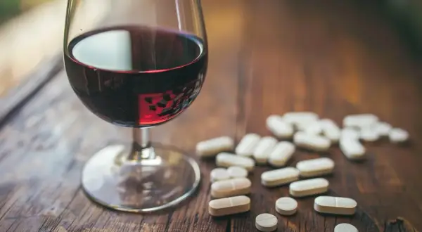 Alkohol i leki przeciwbólowe: kiedy tabletka staje się trucizną?